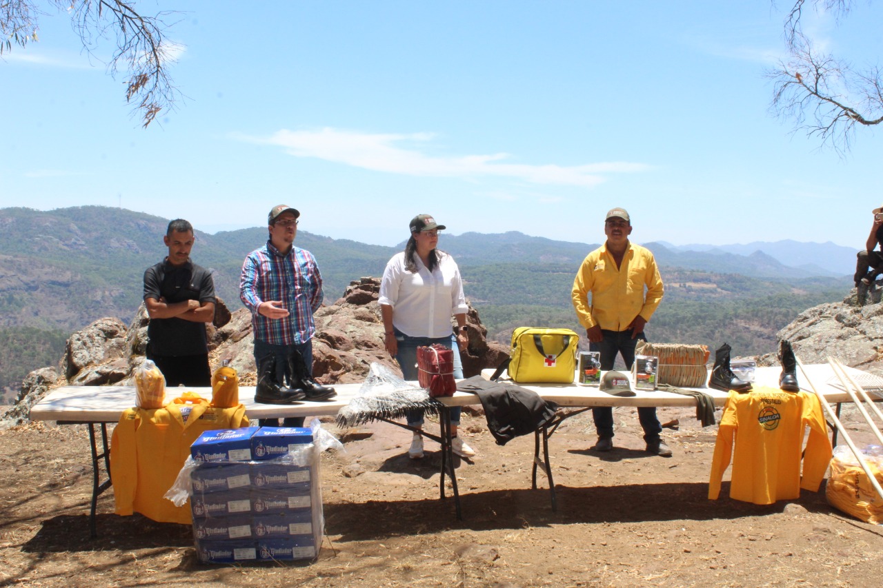 Isabel Mendoza entrega equipamiento a brigadas forestales de Badiraguato y Sinaloa