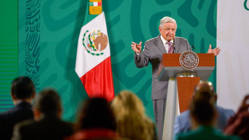 AMLO va por eliminación de diputados y senadores plurinominales