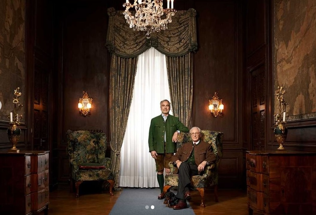 El duque de Baviera reconoce públicamente su homosexualidad con un posado junto a novio