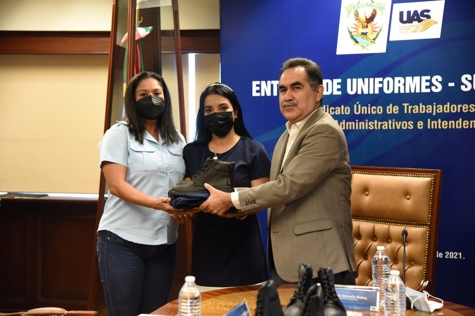 Rector entrega uniformes al SUNTUAS Administrativos e Intendencia