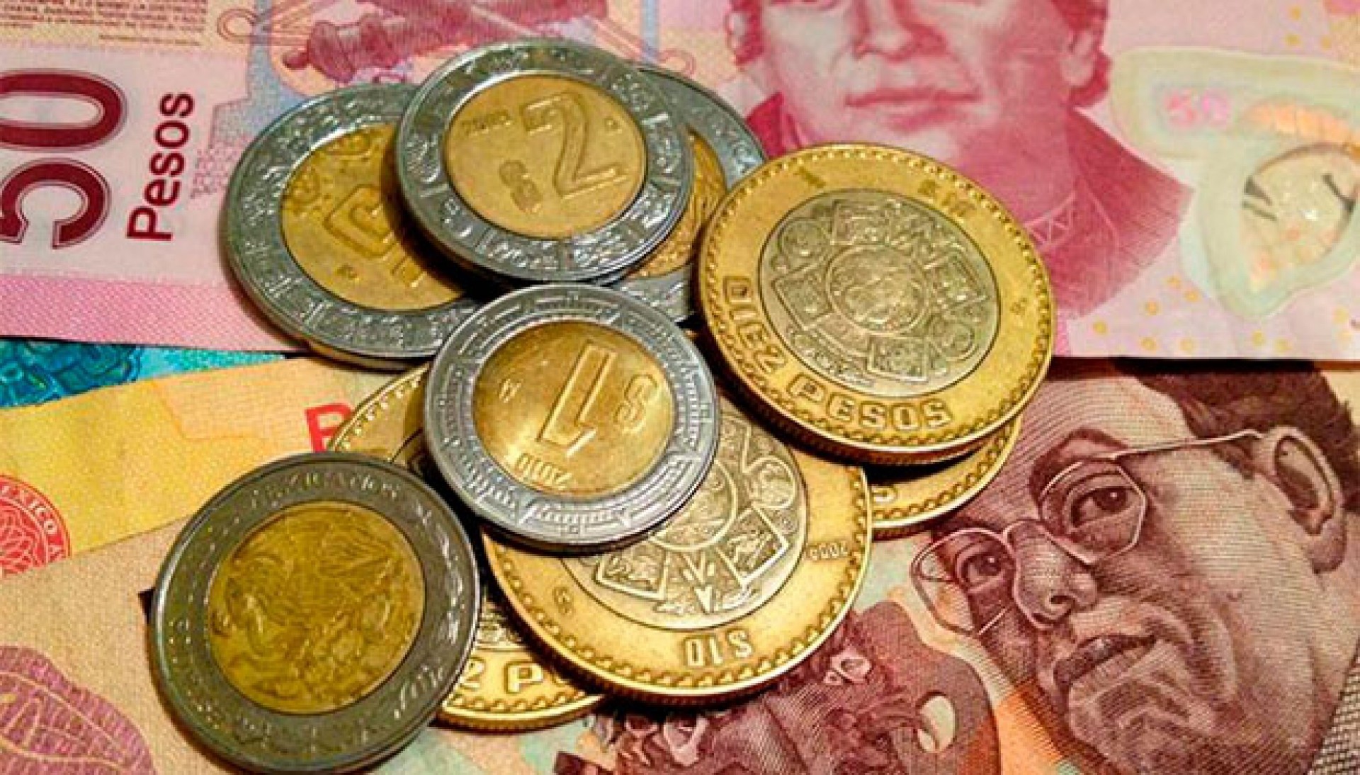 Peso corta racha negativa; bolsa cierra estable tras altibajos
