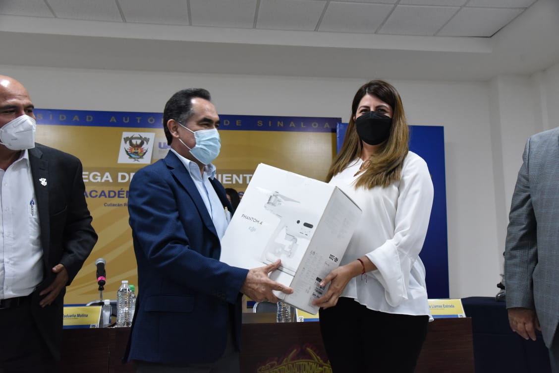 Rector de la UAS entrega equipamiento a escuelas y facultades
