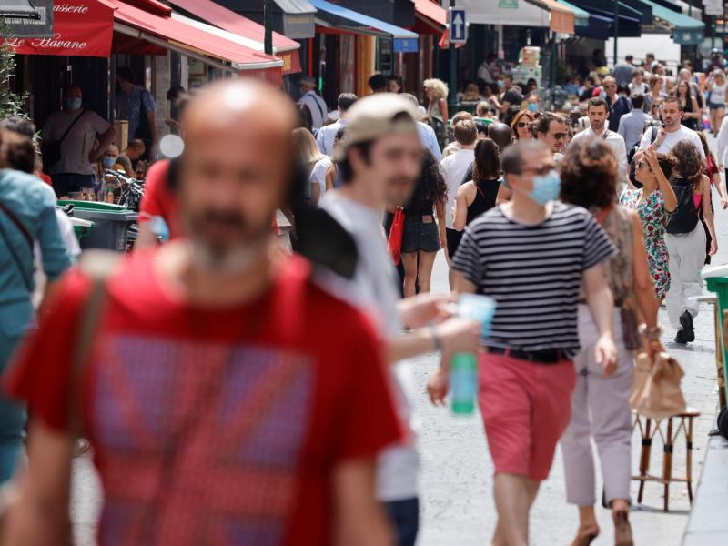 Impone Francia vacunación obligatoria a personal médico y ‘pase’ para ocio