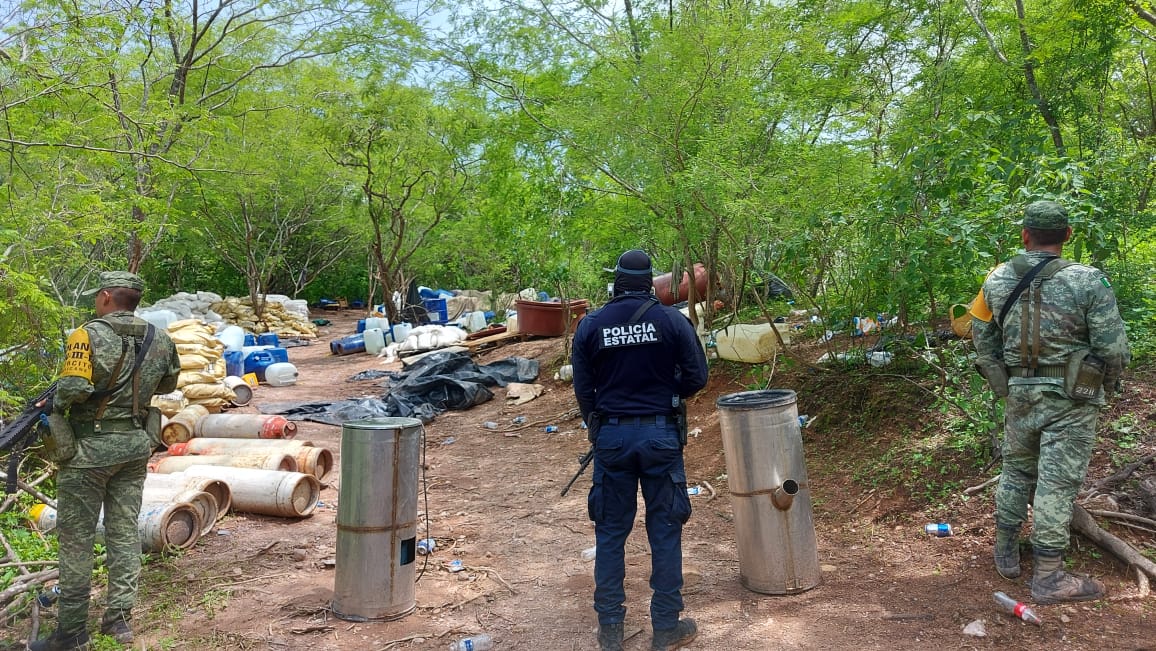 Aseguran la Sedena y la Policía Estatal presunto laboratorio en Cosalá