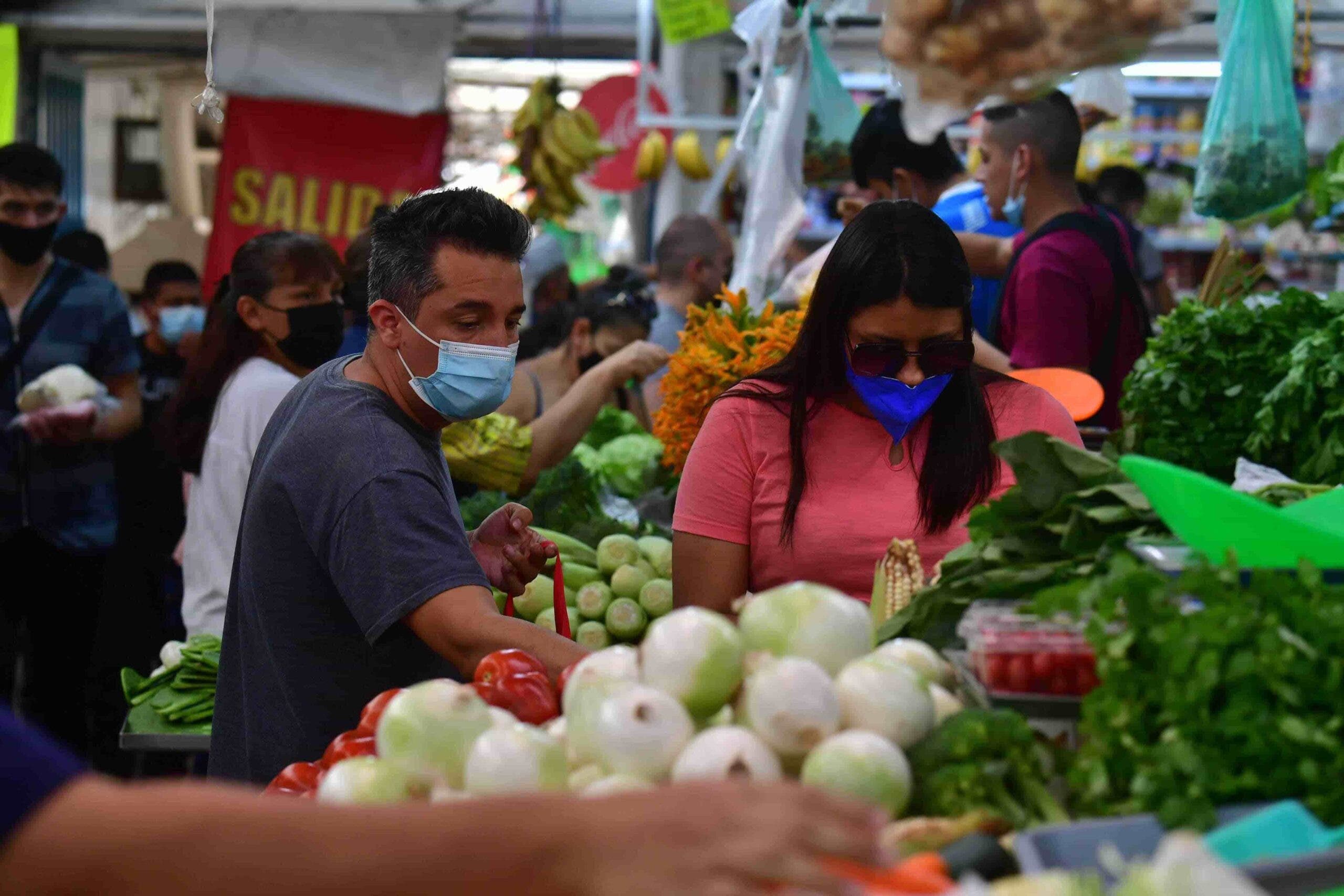 Banxico mejora proyección de crecimiento económico a 6.2% para 2021