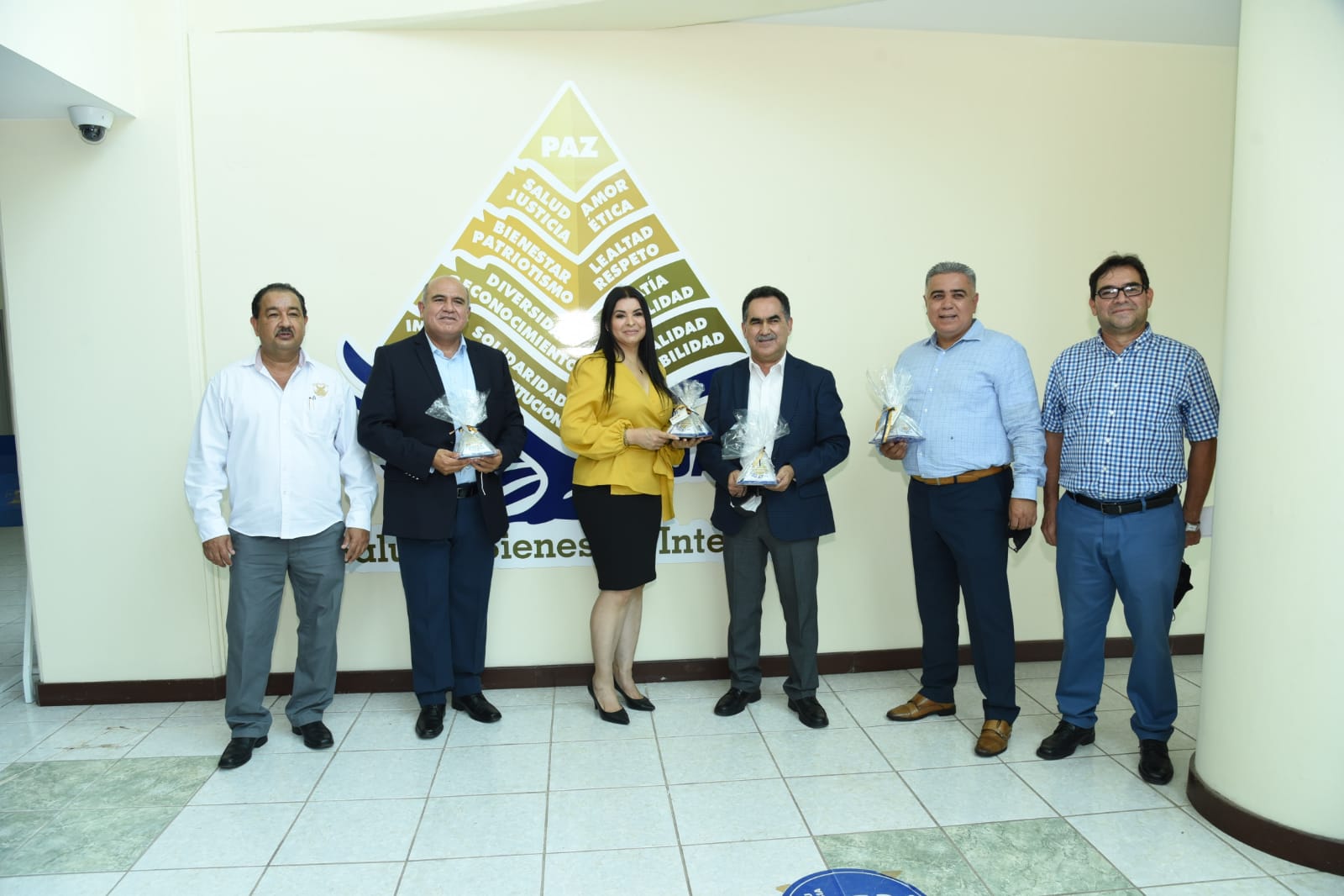 Colocan la pirámide de valores en el edificio de rectoría de la UAS