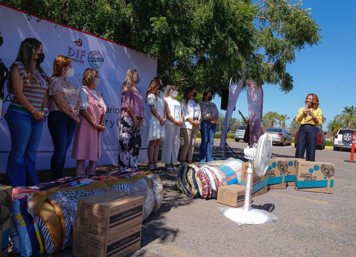 Entrega Rosy Fuentes apoyos por temporada de calor y lluvias