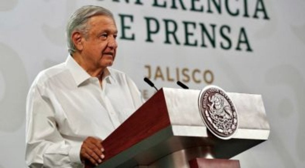 AMLO culpa al INE y a medios por escasa participación en consulta