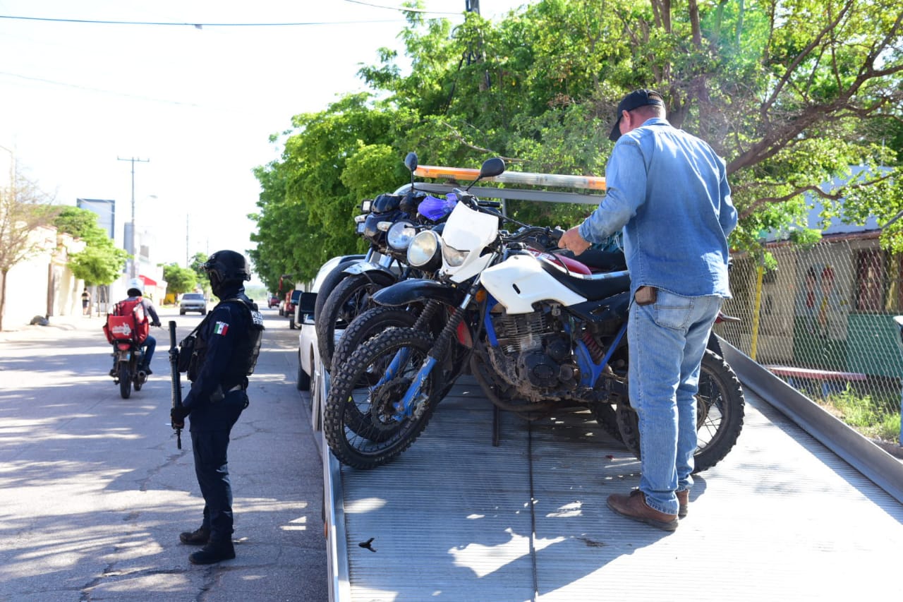 Aseguran 10 motocicletas en operativo en la entrada a Prado Bonito en Guamúchil
