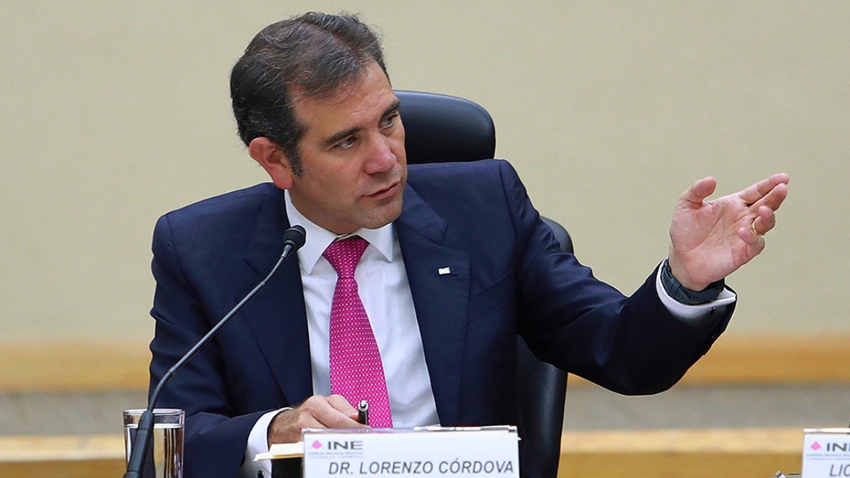 Diputados reclaman a Lorenzo Córdova altos sueldos de consejeros del INE