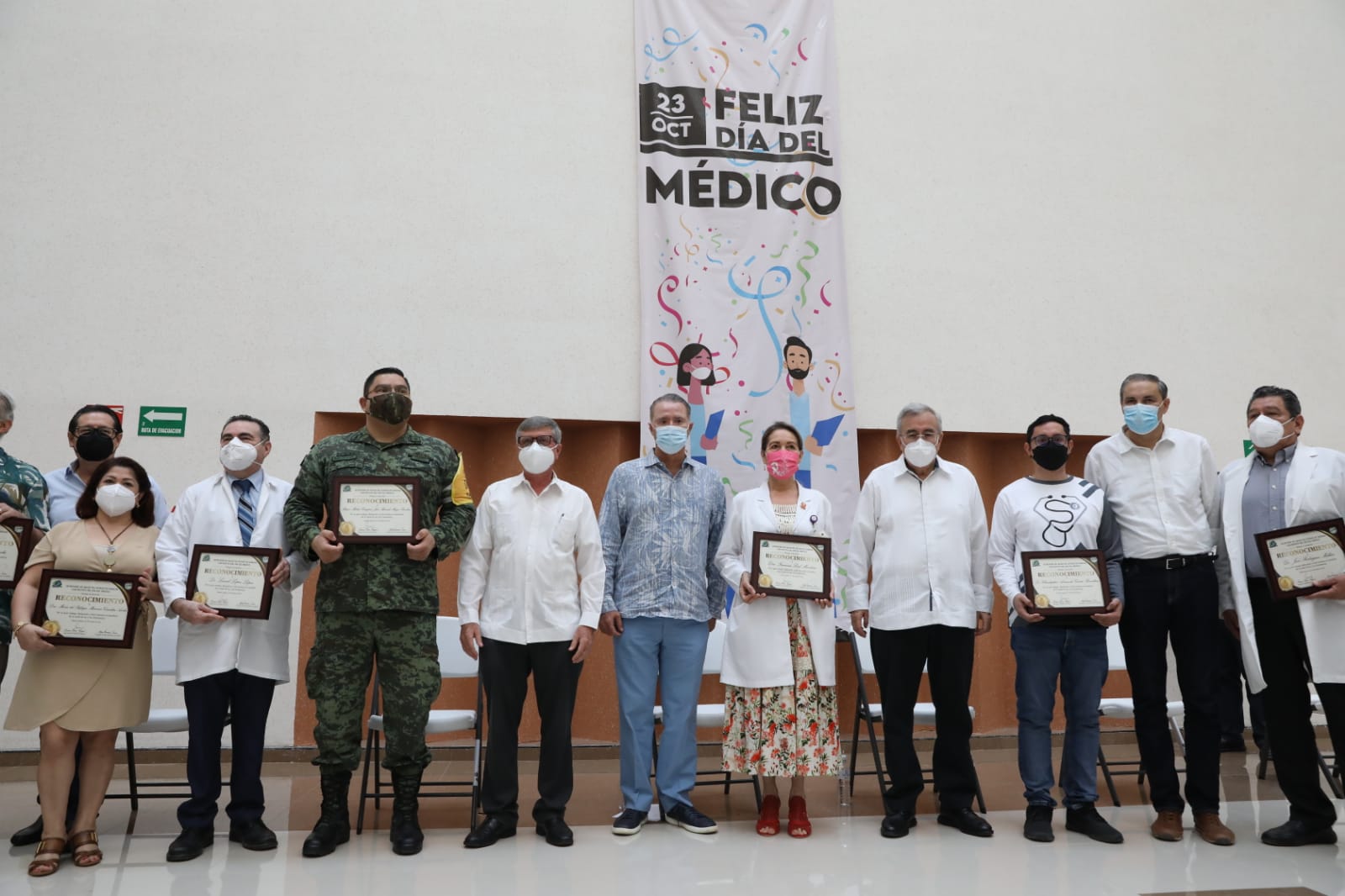 Reconocen labor de médicos en su día