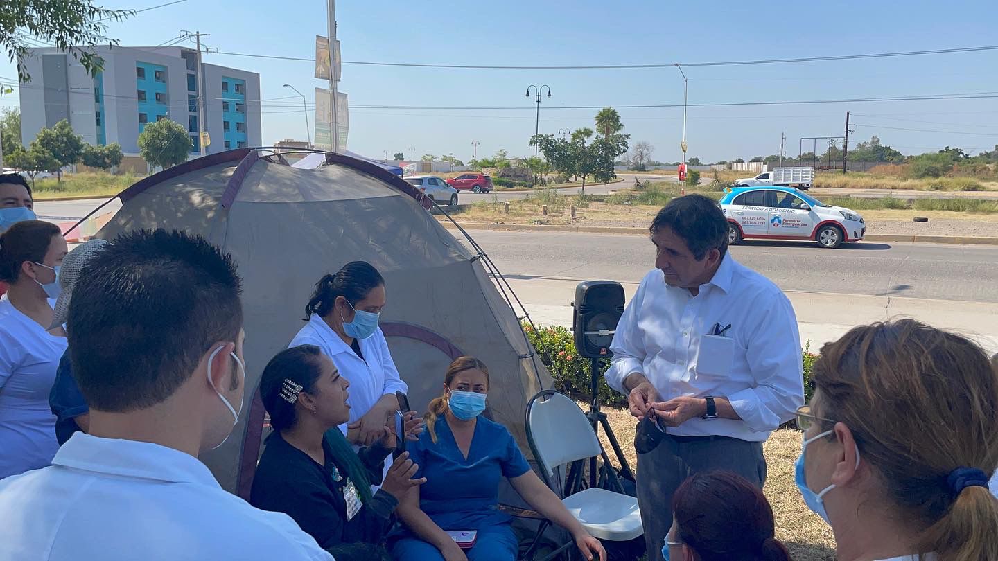 Cuén Ojeda visita Hospital de la Mujer para dialogar con empleados inconformes