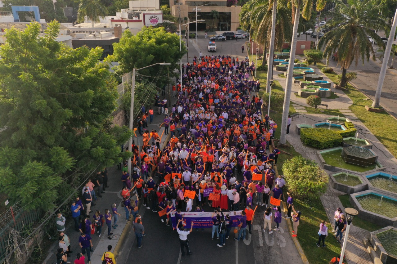 Marchan en el Día Internacional de la Eliminación de la Violencia contra las Mujeres