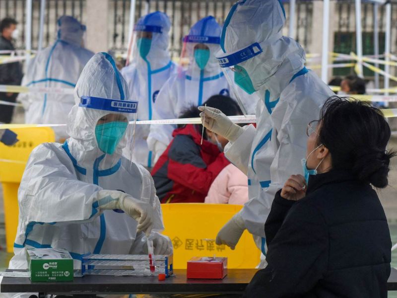 China confirma primer caso de variante Ómicron