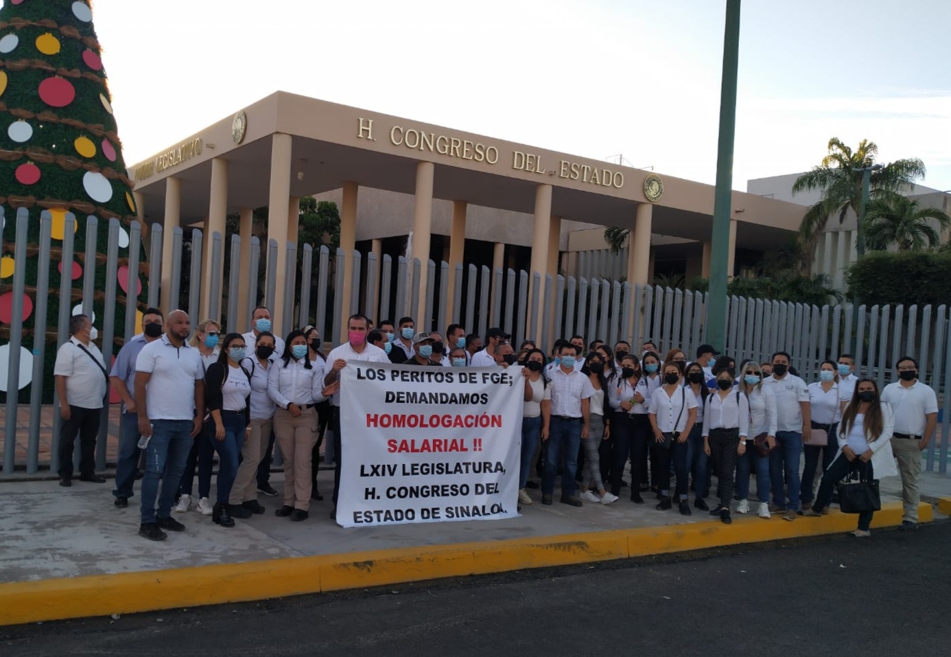 Se manifiestan peritos de la FGE; exigen homologación salarial