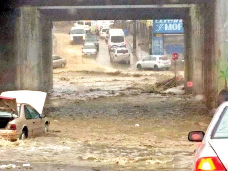 Tormenta invernal deja un muerto en Tijuana; se desploma techo de centro comercial