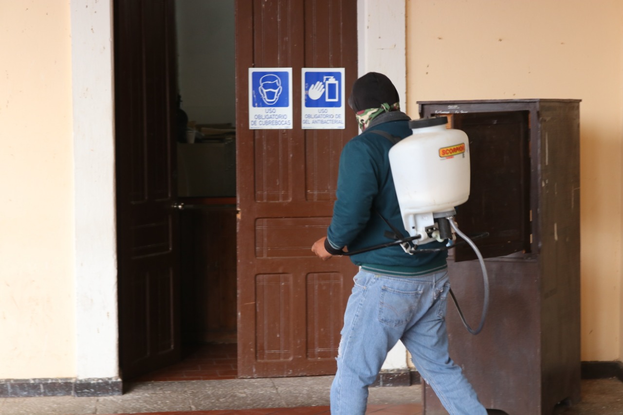 Ayuntamiento de El Fuerte realiza sanitización en todas las oficinas de Palacio Municipal