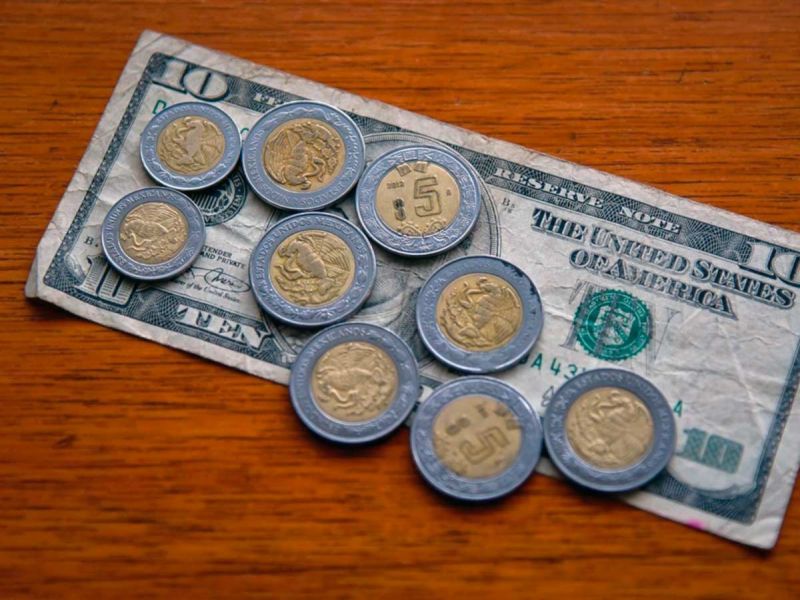 Peso ‘da la batalla’ ante el dólar al final de la semana