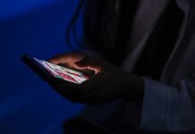 Identifican adicciones a la IA y al celular, y crean grupos como Alcohólicos Anónimos para superarlas