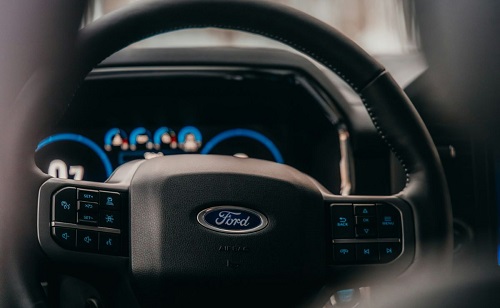 logo-de-ford-en-vehiculo