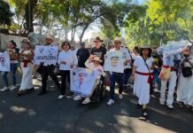 Miles marchan en Uruapan para exigir justicia para Carlos Manzo