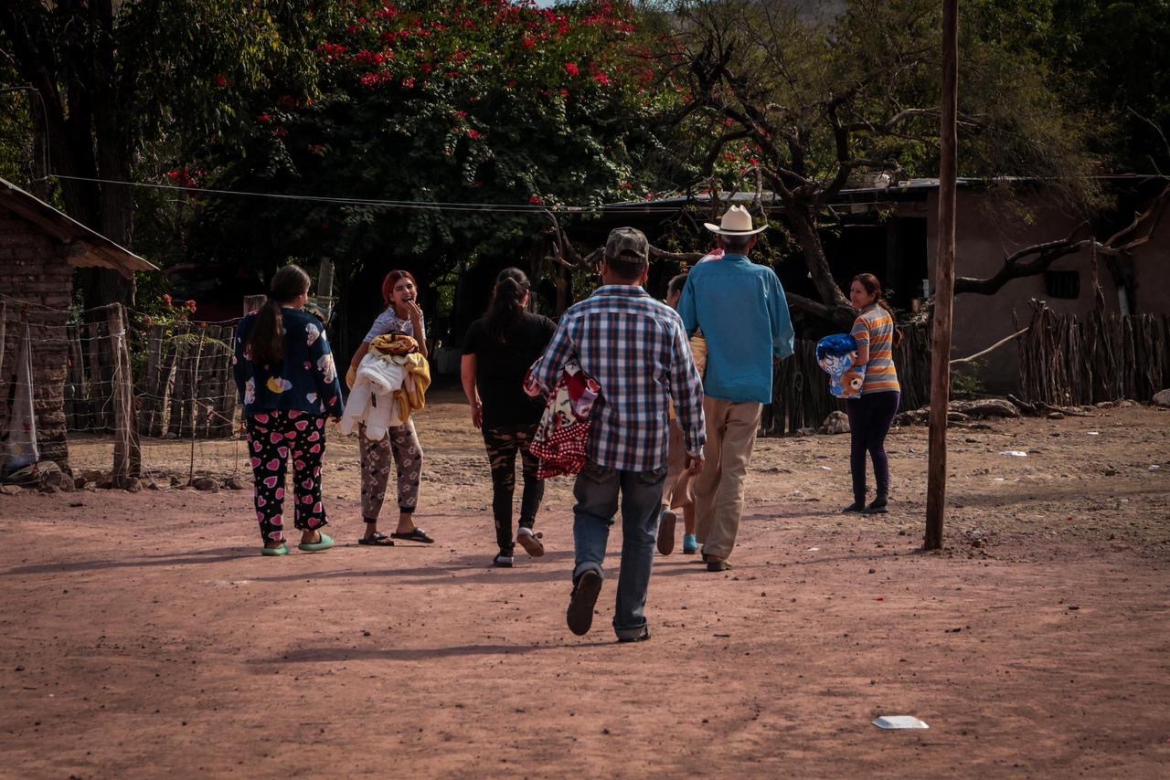SEBIDES entrega apoyos invernales en comunidades serranas de El Fuerte