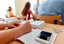 México abre la puerta a regular el uso de celulares entre los jóvenes en las escuelas