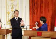 La primera ministra japonesa y Macron posan al estilo del ‘kamehameha’ de Dragon Ball (VIDEO)