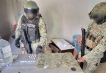 Asegura el Ejército, en la Prolongación Álvaro Obregón en Culiacán, dosis de presunta droga