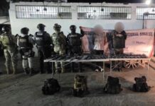 Tras agresión armada, detienen a dos civiles; les aseguran fusiles, municiones, droga y un vehículo robado en Mazatlán