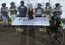¡Intentó huir! Detienen en Mocorito a motociclista con un arma de fuego y dosis de droga