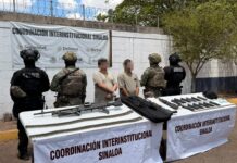 En Culiacán, detienen a dos civiles con fusiles, una ametralladora y pastillas de presunto fentanilo