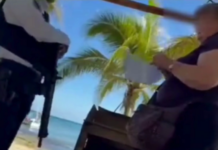 Extranjera asegura que es dueña de una playa en Xcalacoco; ‘pagué casi 28 mil pesos’