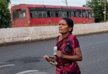 Una madre corrió descalza una carrera de 3 kilómetros para comprar los útiles de su hija y ganó