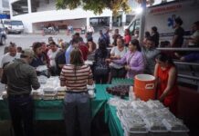 Comparte Ana Miriam Ramos cena y escucha con familias de pacientes en el ISSSTE